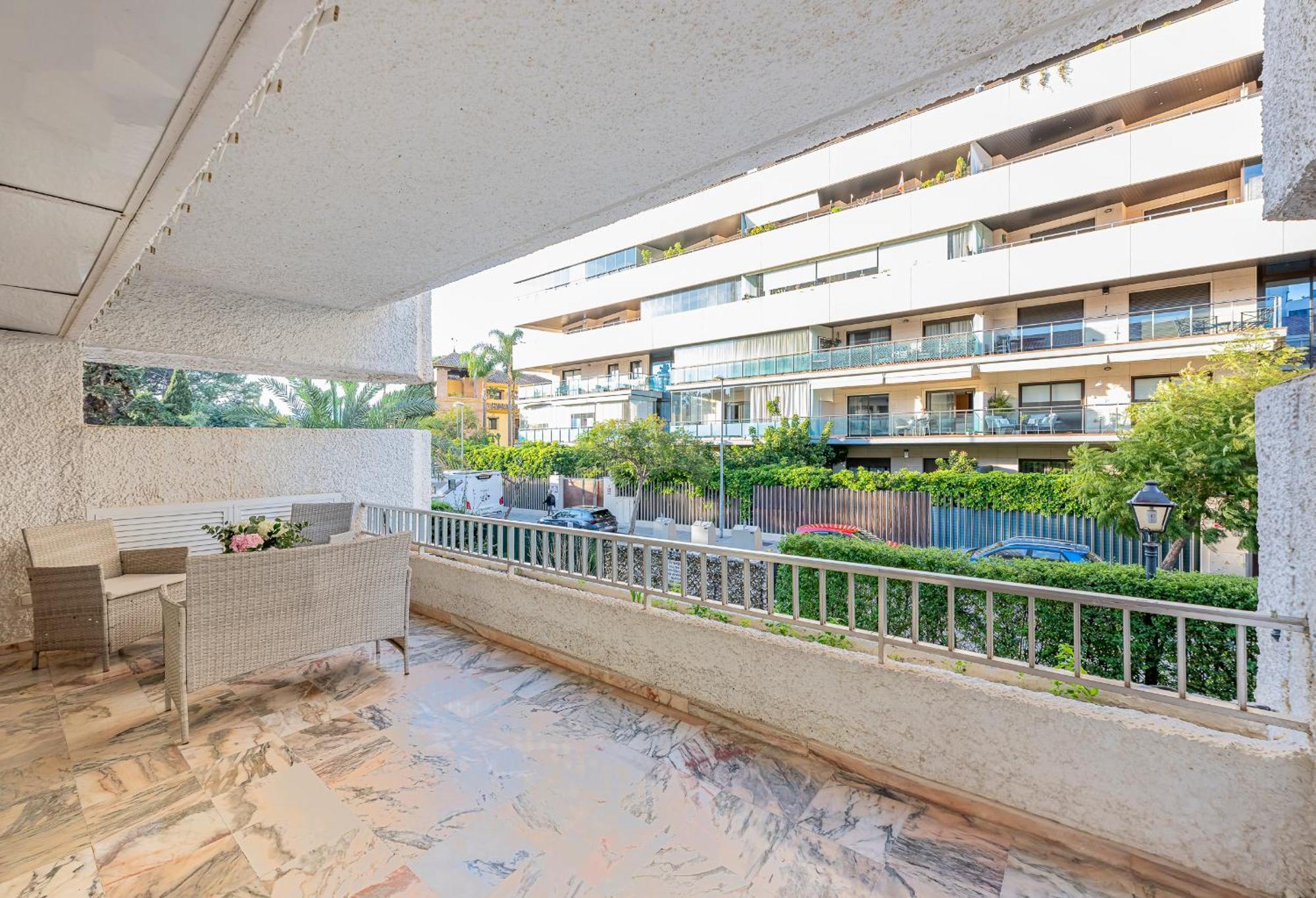 Luxury In With Parking And Pool