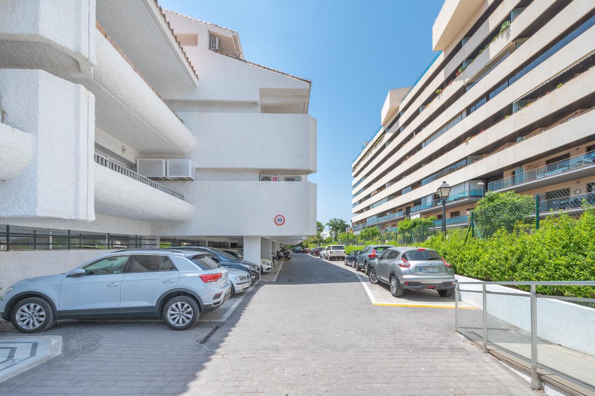 Luxury In With Parking And Pool