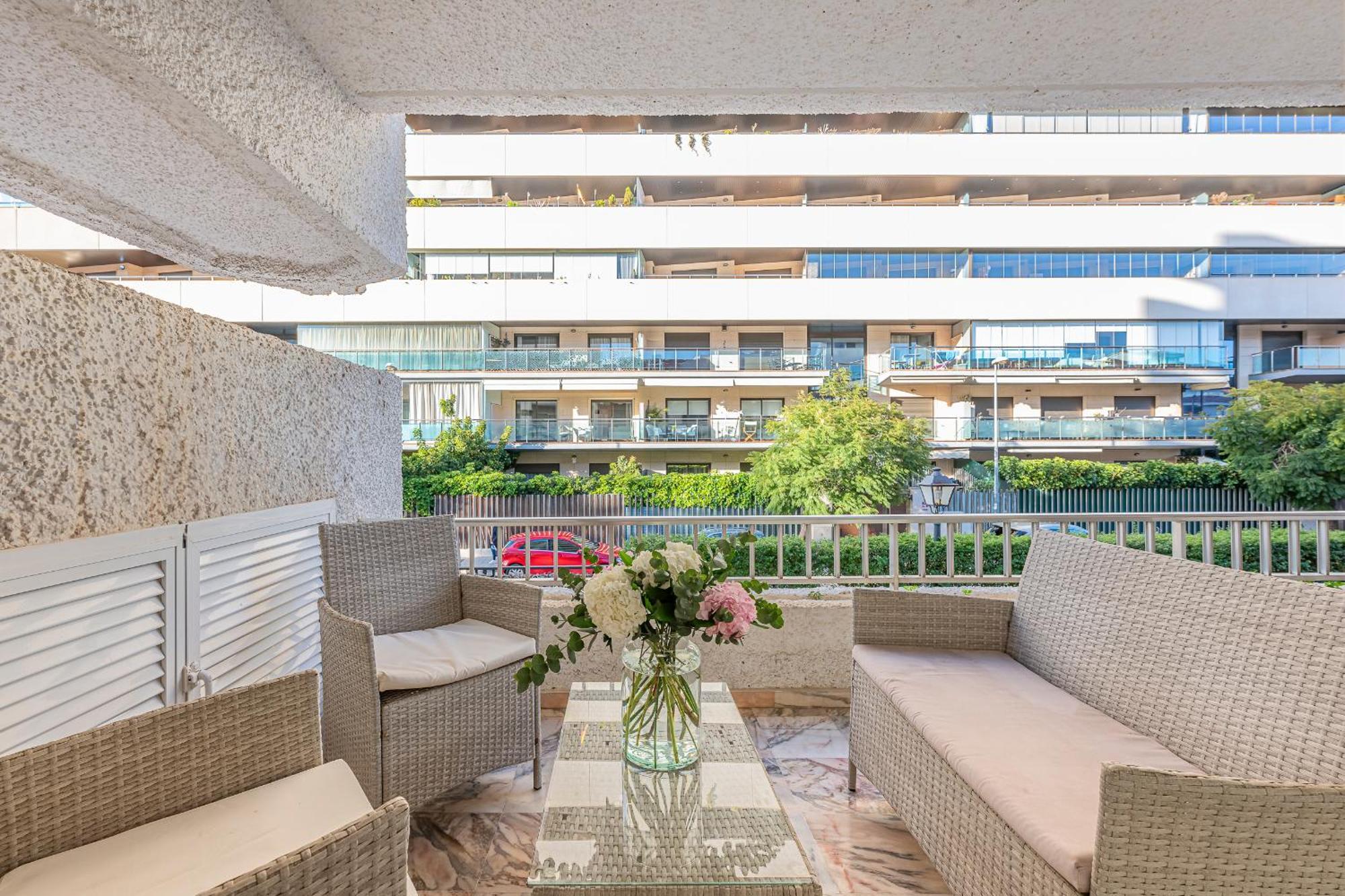 Apartment Luxury In With Parking And Pool *