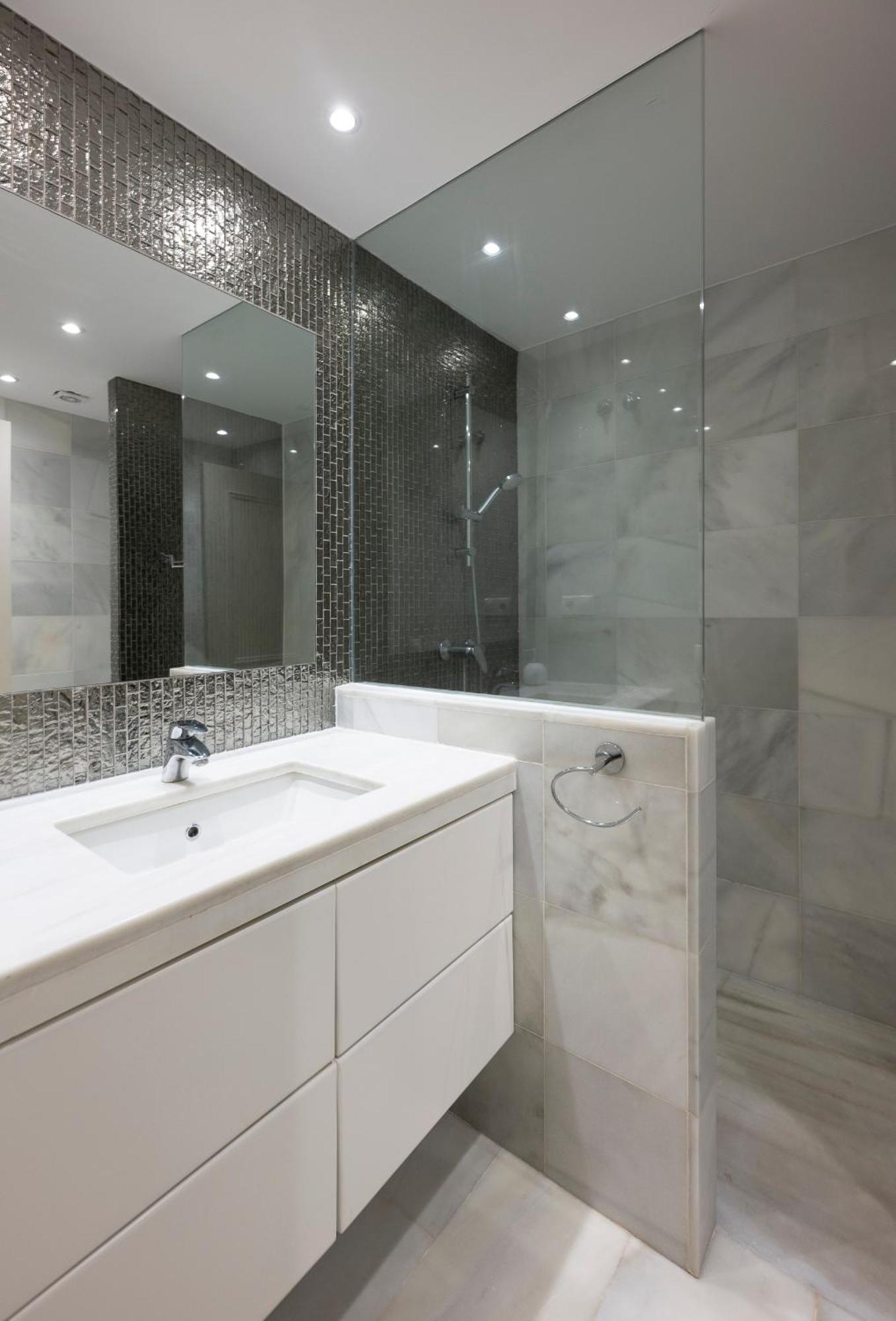 Luxury In With Parking And Pool Apartment