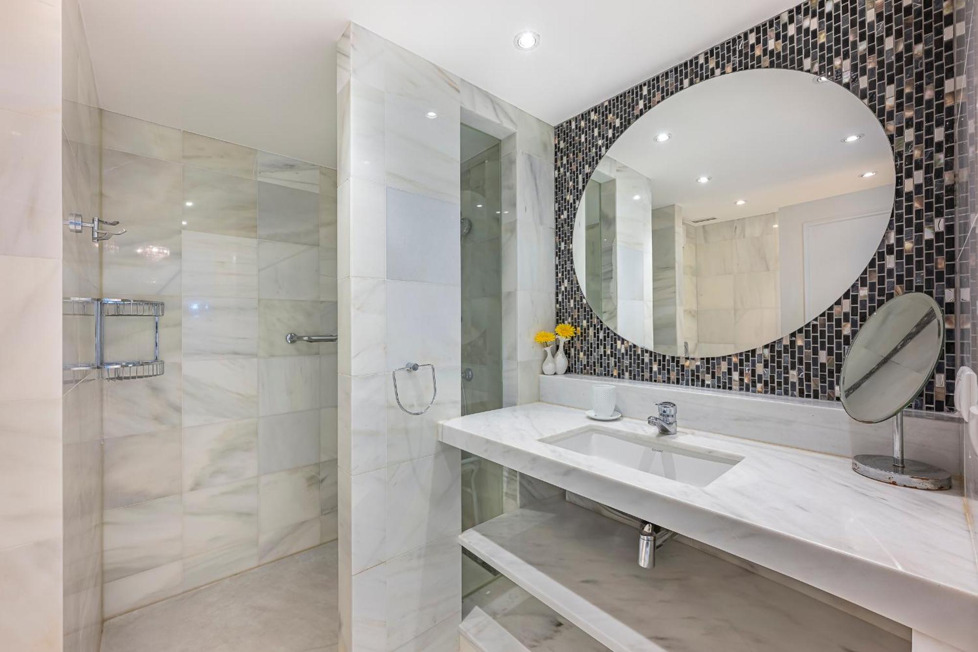 Apartment Luxury In With Parking And Pool *
