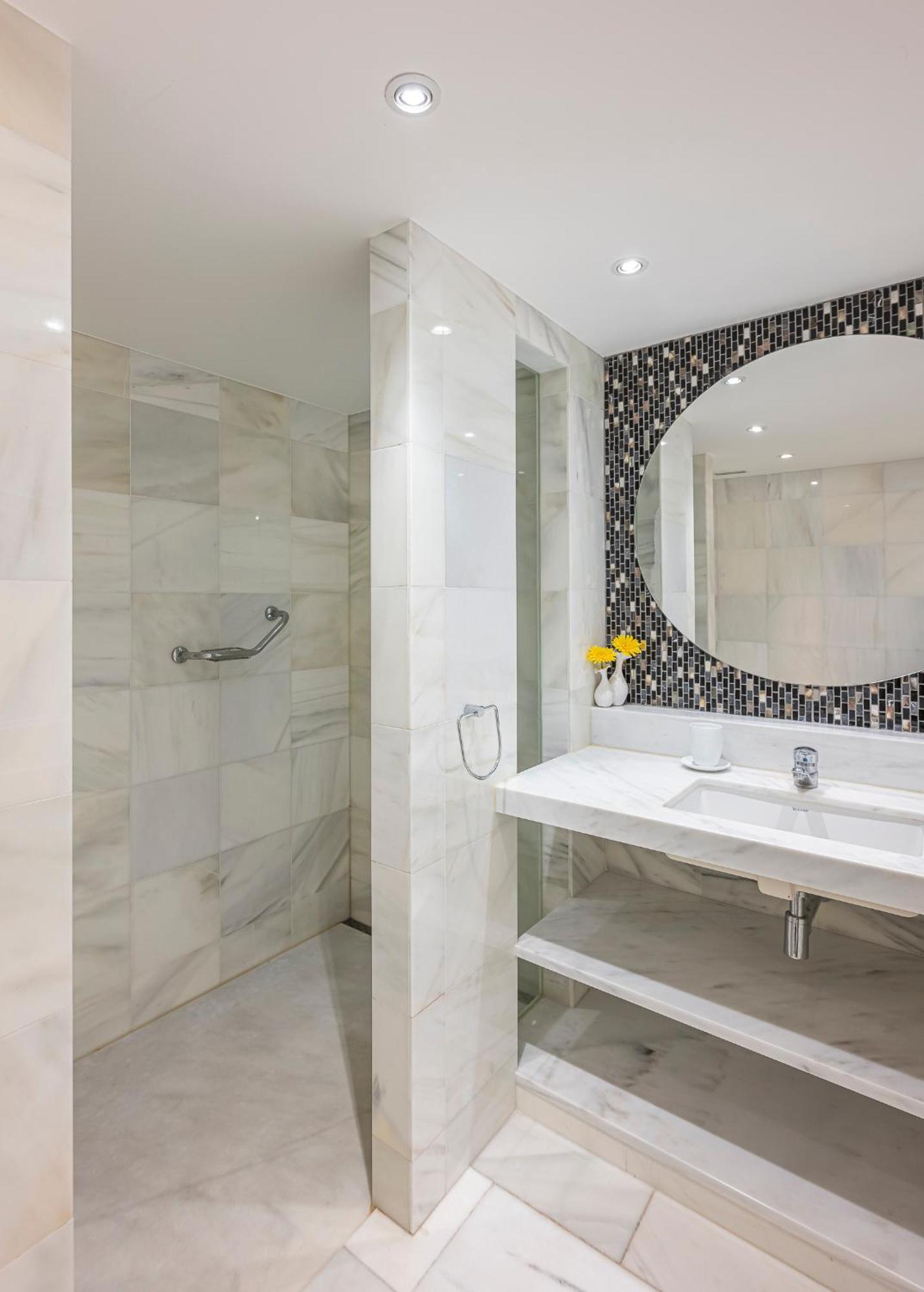 Luxury In With Parking And Pool