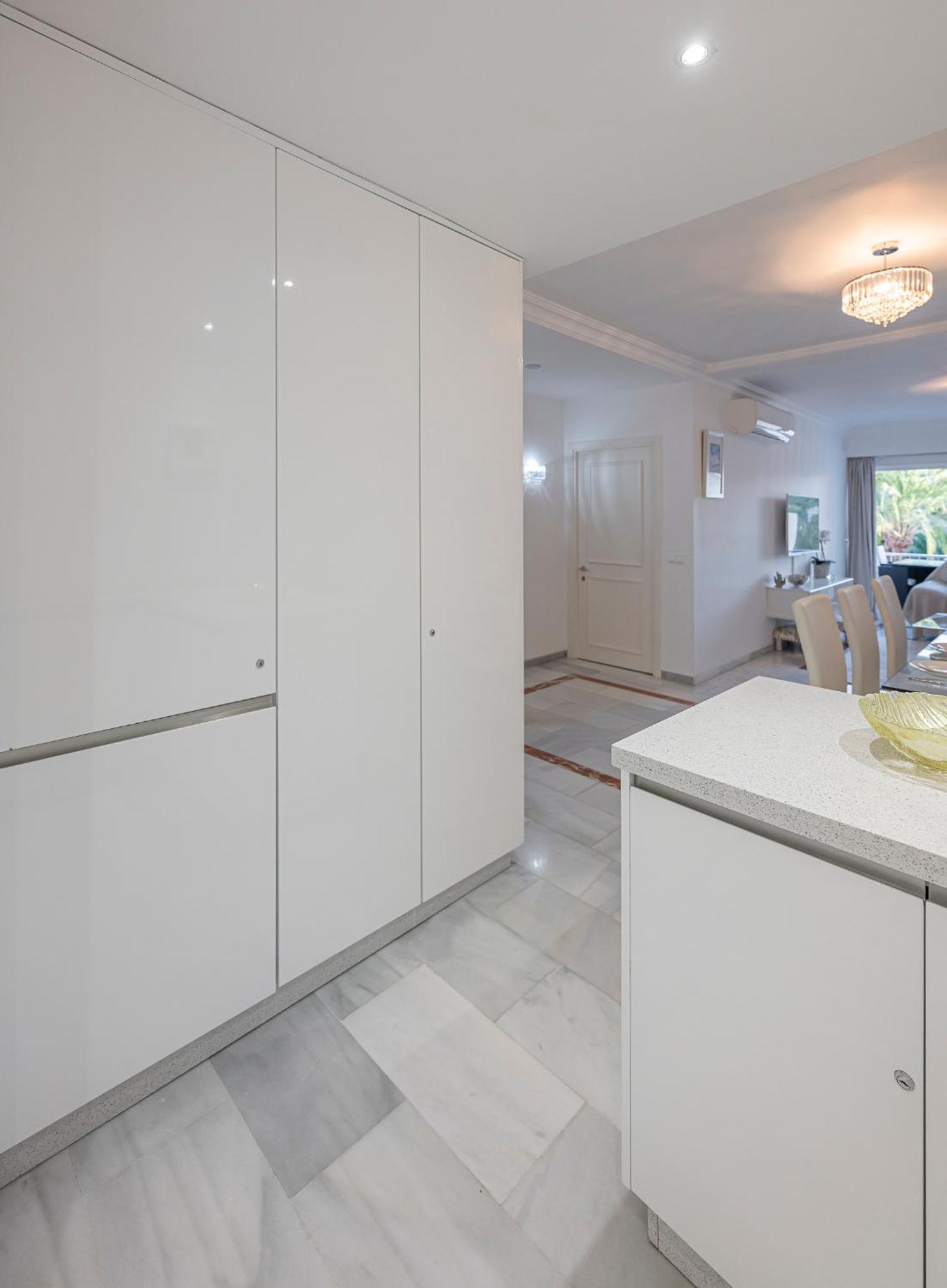 Luxury In With Parking And Pool Apartment *