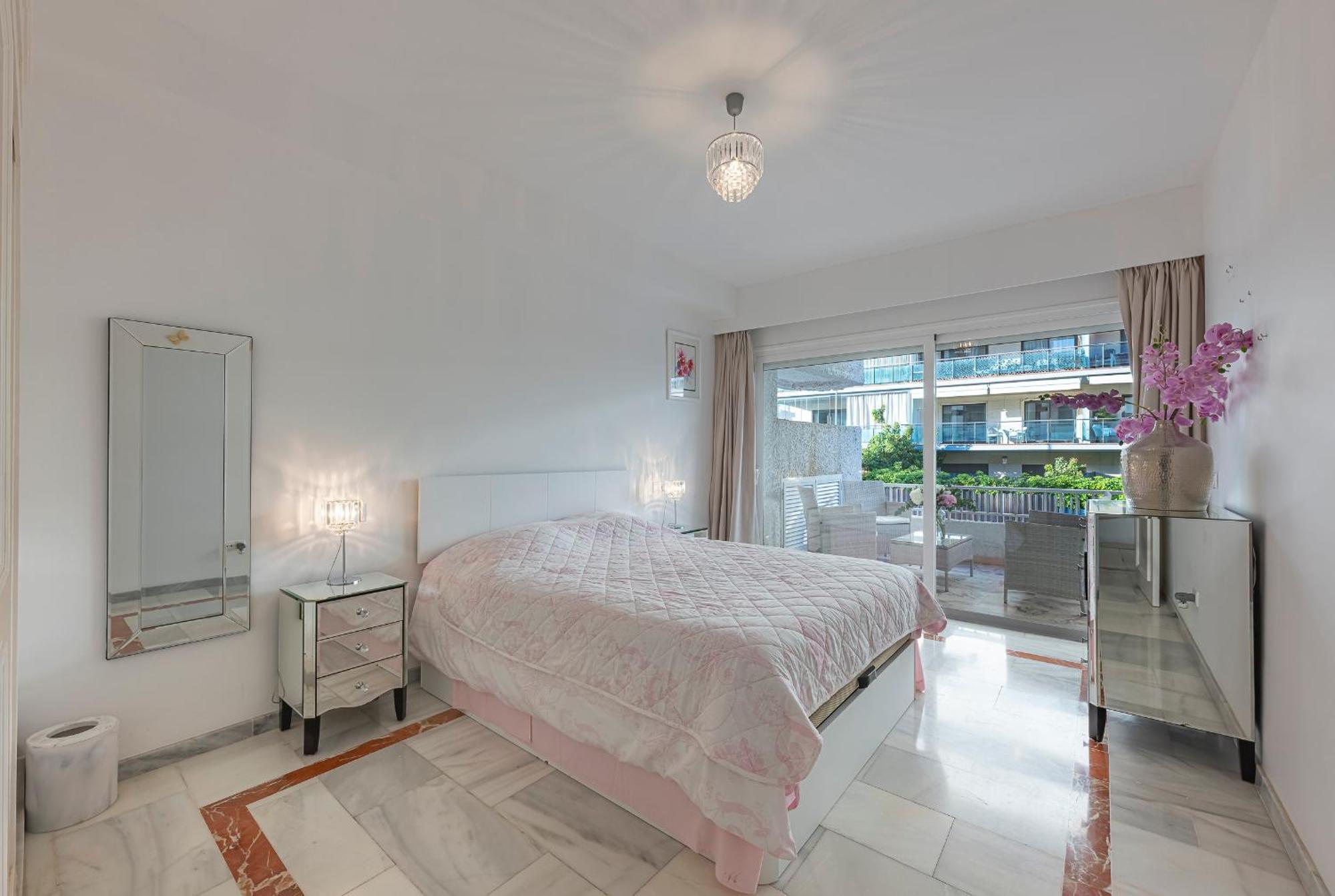 Luxury In With Parking And Pool Apartment
