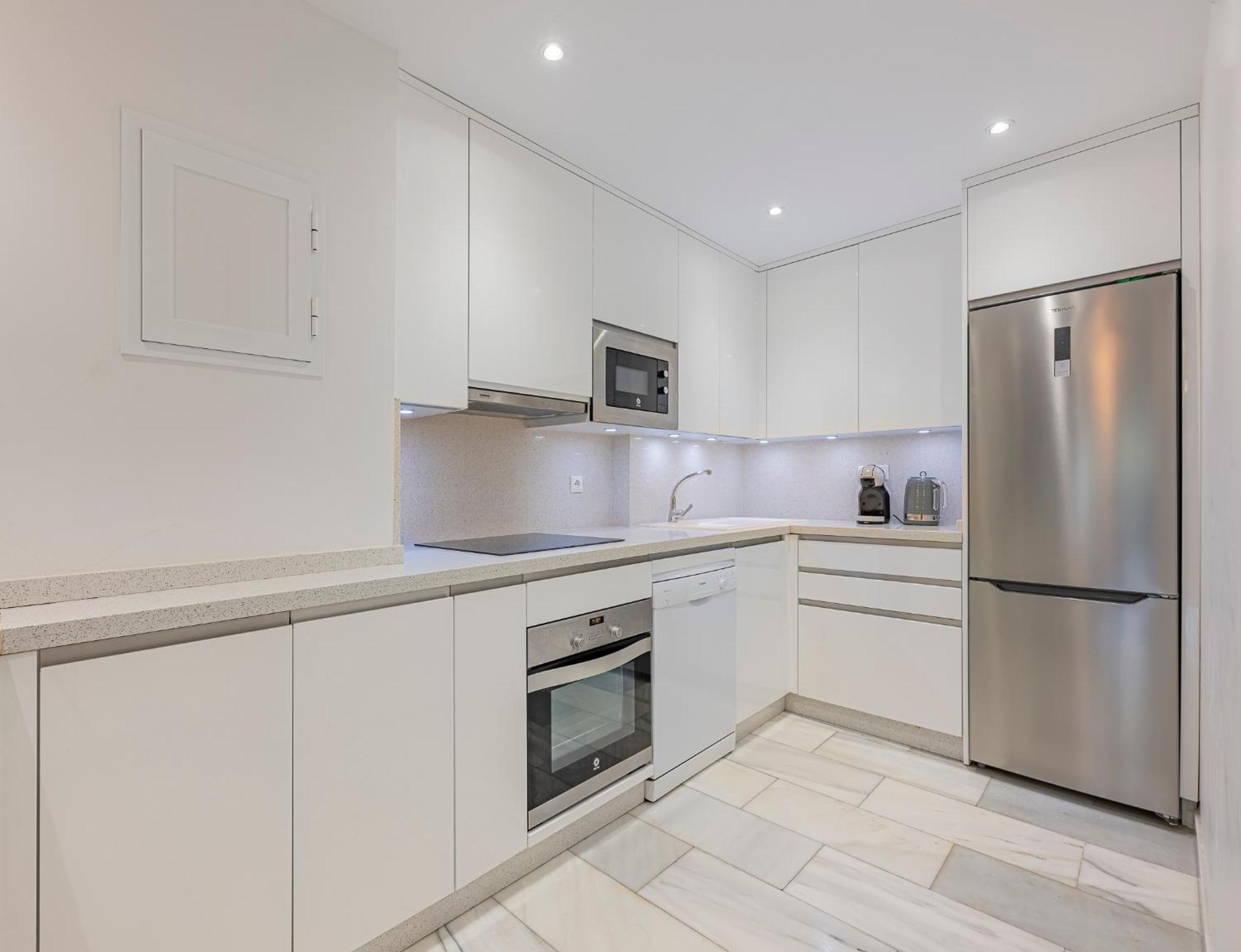 Luxury In With Parking And Pool Apartment *